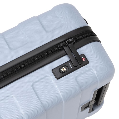 [1-3泊] 無印 ハードキャリー 20L ライトブルー 4輪 MUJI 米国運輸保安局公認のTSAロックがスーツケースに搭載されます。このロックのおかげで、セキュリティチェックの際にケースを破損することなく開けることができます。
