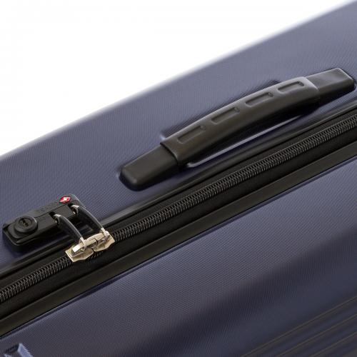 米国運輸保安局公認のTSAロック搭載のスーツケースは、TSA職員が特殊ツールを使って解錠が可能。鍵をかけたまま預けることができるので安心です。